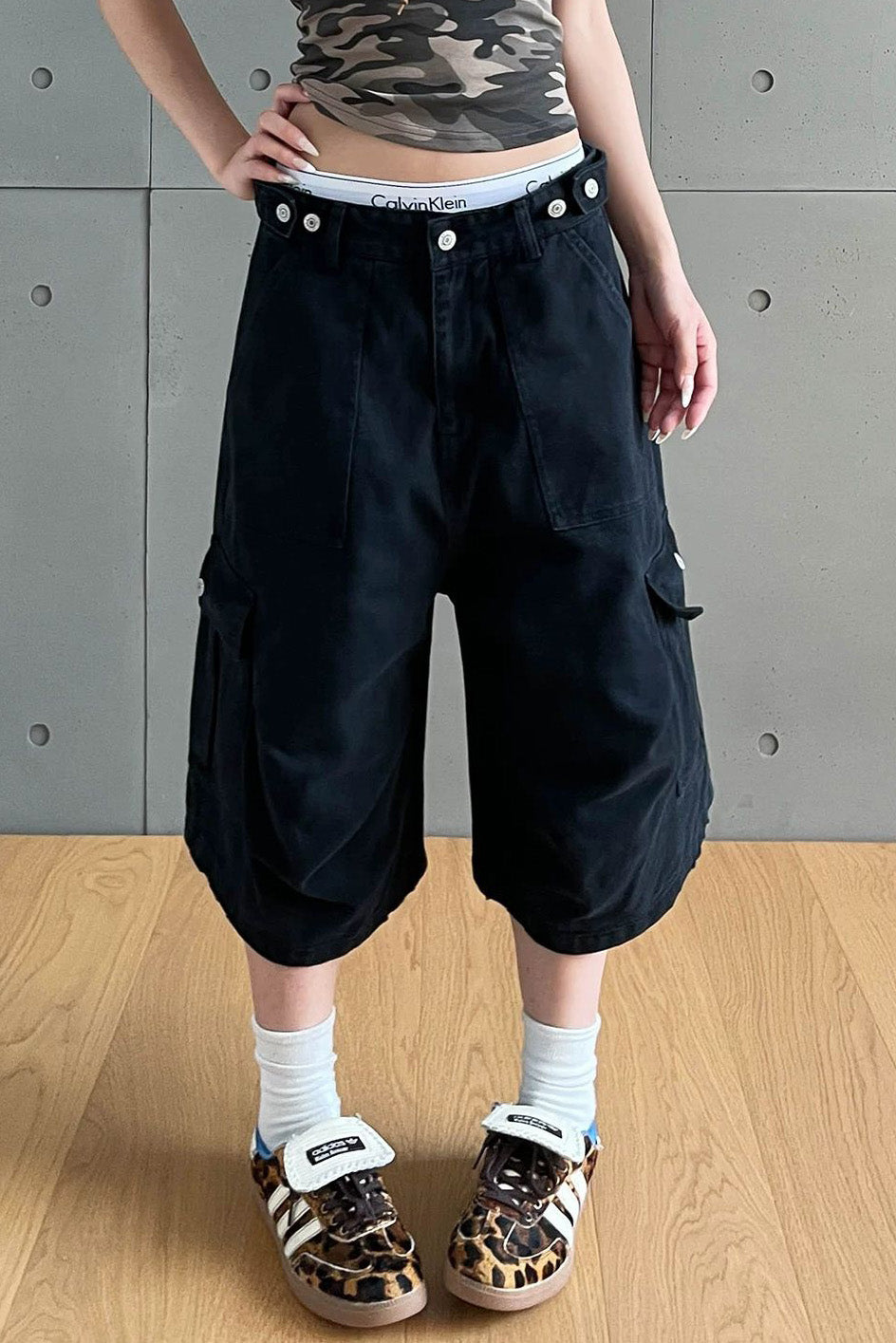 Baggy Cargo Capri Jeans with Utility Pockets