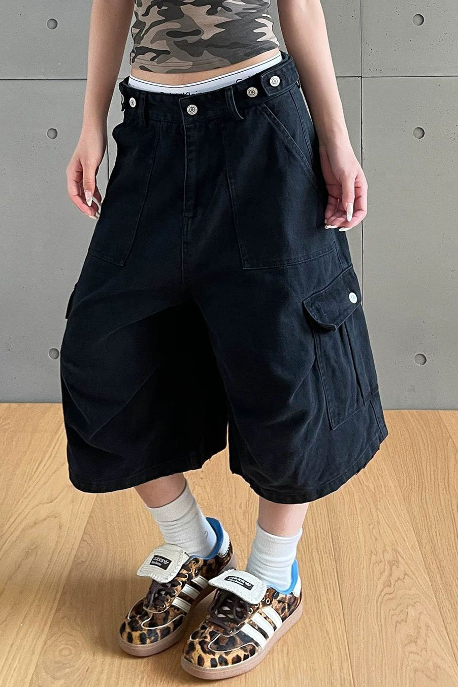 Baggy Cargo Capri Jeans with Utility Pockets