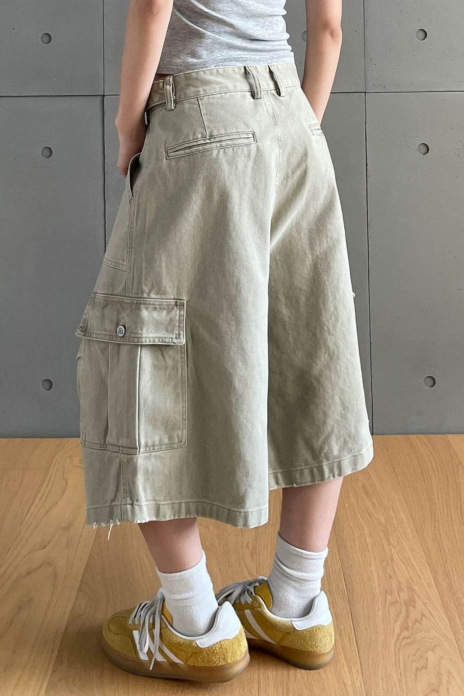 Baggy Cargo Capri Jeans with Utility Pockets